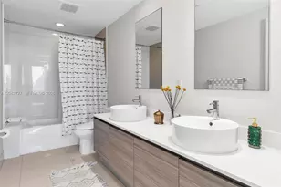 121 NE 34th St, Miami, FL 33137 - Photo 11