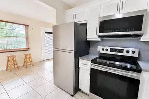 301 SW 135th Ave, Pembroke Pines, FL 33027 - Photo 3