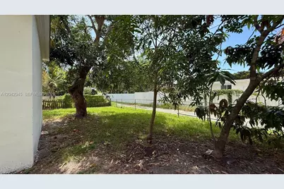 980 NE 146th St, North Miami, FL 33161 - Photo 41