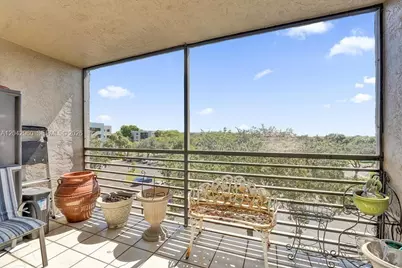 1000 Colony Point Cir #422, Pembroke Pines, FL 33026 - Photo 11
