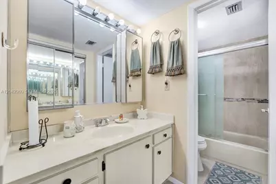 1000 Colony Point Cir #422, Pembroke Pines, FL 33026 - Photo 9