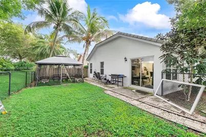 9161 N Lake Park Cir N, Davie, FL 33328 - Photo 11
