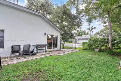 9161 N Lake Park Cir N, Davie, FL 33328 - Photo 19