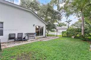 9161 N Lake Park Cir N, Davie, FL 33328 - Photo 19