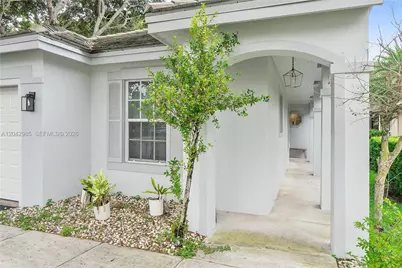 9161 N Lake Park Cir N, Davie, FL 33328 - Photo 3