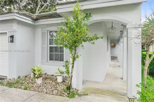 9161 N Lake Park Cir N, Davie, FL 33328 - Photo 3
