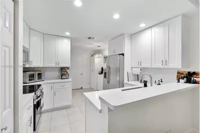9161 N Lake Park Cir N, Davie, FL 33328 - Photo 5