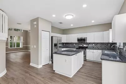 2162 NW 77th Ter, Pembroke Pines, FL 33024 - Photo 15