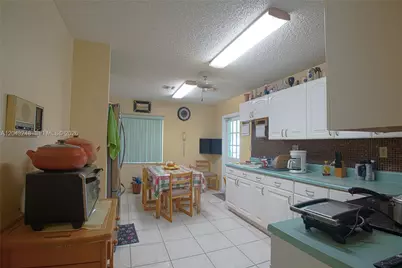 5889 NW 198th Ter, Hialeah, FL 33015 - Photo 13