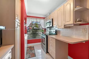 1121 NW 98th Terrace, Pembroke Pines, FL 33024 - Photo 9