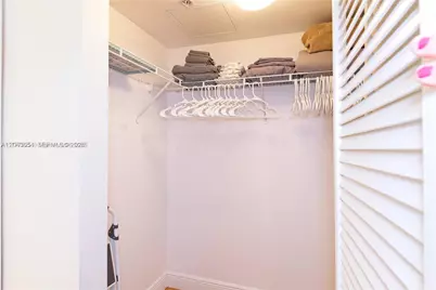 31 SE 5th #1203, Miami, FL 33131 - Photo 15
