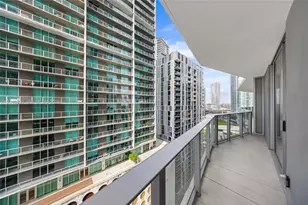 77 SE 5th St, Miami, FL 33131 - Photo 11