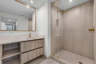 77 SE 5th St, Miami, FL 33131 - Photo 5