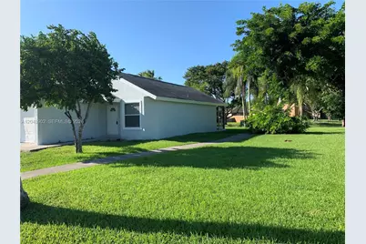 848 SW 10th St #n/a, Florida City, FL 33034 - Photo 3