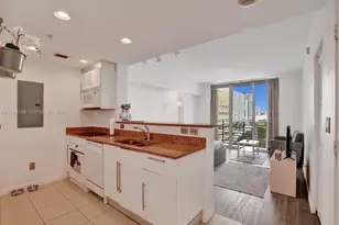 325 S Biscayne Blvd, Miami, FL 33131 - Photo 9