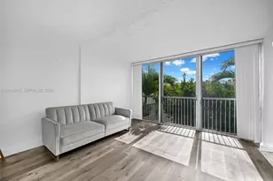 942 NE 199th St, Miami, FL 33179 - Photo 15