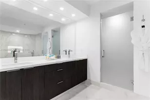 300 South Pointe Dr, Miami Beach, FL 33139 - Photo 63