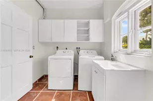 7500 W Treasure Dr, North Bay Village, FL 33141 - Photo 29