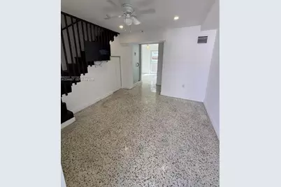 560 NW 1st St #7, Miami, FL 33128 - Photo 3