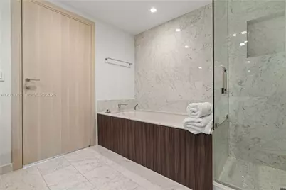 1000 E Brickell Plz #3803, Miami, FL 33131 - Photo 21
