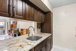 571 NW 107th Ave, Miami, FL 33172 - Photo 11