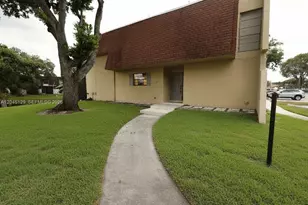 8985 Palm Tree Ln, Pembroke Pines, FL 33024 - Photo 3