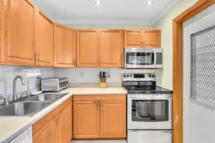 700 NE 14th Ave, Hallandale Beach, FL 33009 - Photo 15