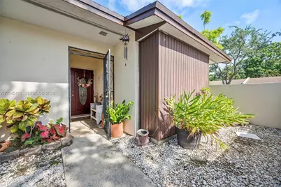 13776 Kendale Lakes Dr, Miami, FL 33183 - Photo 5