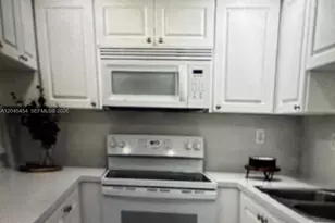 984 W 40th St, Hialeah, FL 33012 - Photo 9