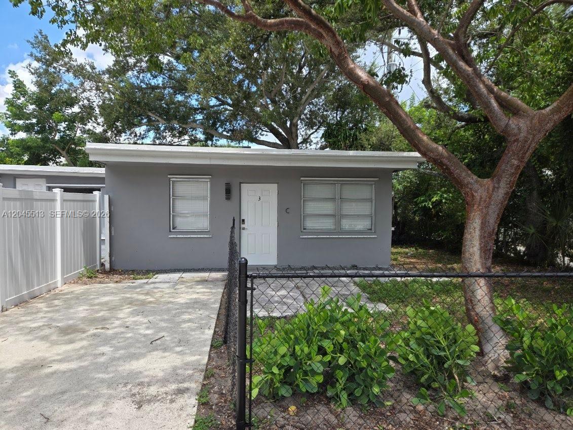 325 SW 14th Ct #C main architectural view