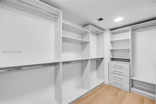 555 NE 34th St, Miami, FL 33137 - Photo 23