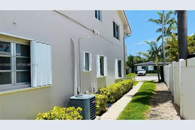 2665 Middle River Dr #1, Fort Lauderdale, FL 33306 - Photo 9