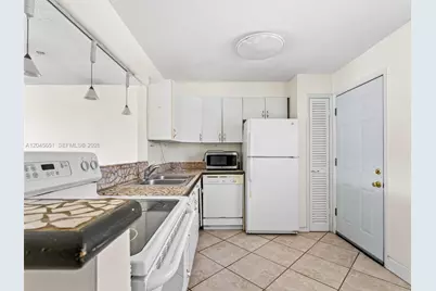 18900 NE 14th Ave #D106, Miami, FL 33179 - Photo 3