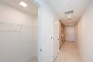 77 SE 5th St, Miami, FL 33131 - Photo 11