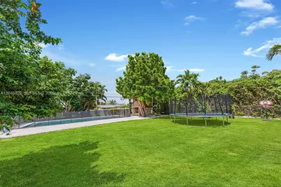 945 NE 176th St, Miami, FL 33162 - Photo 53