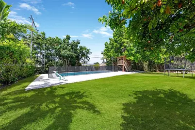 945 NE 176th St, Miami, FL 33162 - Photo 35
