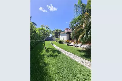 6350 Pinetree Dr, Miami Beach, FL 33141 - Photo 11