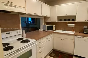 330 SE 2nd St, Hallandale Beach, FL 33009 - Photo 3