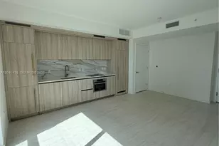 77 SE 5th St, Miami, FL 33131 - Photo 7
