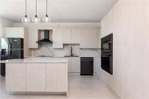 300 South Pointe Dr, Miami Beach, FL 33139 - Photo 17