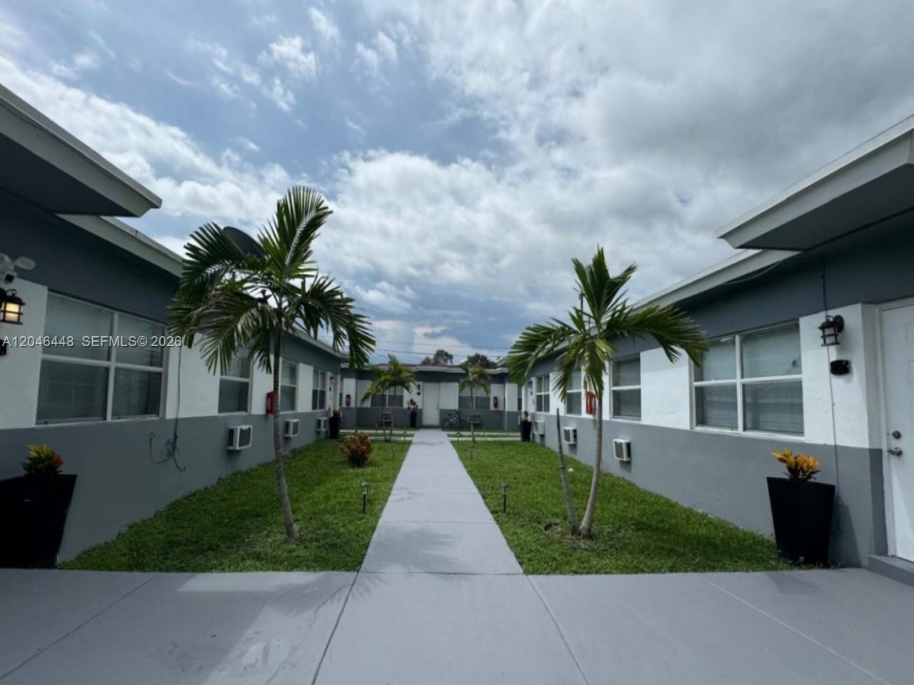 2300 Douglas St #1 main architectural view