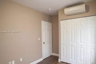 1752 NW 1st St, Miami, FL 33125 - Photo 3