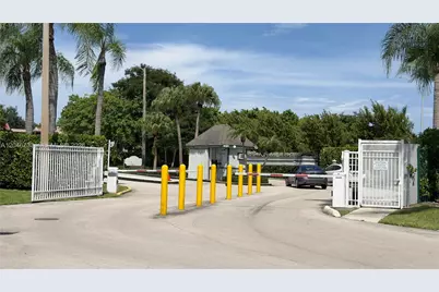 469 NE 207th Ln #101, Miami, FL 33179 - Photo 3