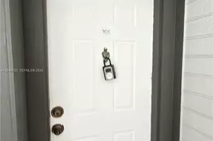 469 NE 207th Ln, Miami, FL 33179 - Photo 3