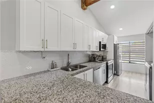 10311 Laurel Ct, Pembroke Pines, FL 33026 - Photo 3