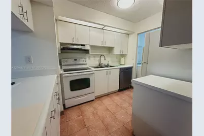 927 NE 199th St #101, Miami, FL 33179 - Photo 3