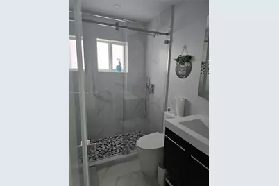 2727 W 70th St, Hialeah, FL 33016 - Photo 17