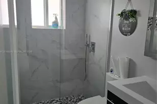 2727 W 70th St, Hialeah, FL 33016 - Photo 17