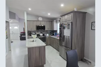2727 W 70th St, Hialeah, FL 33016 - Photo 7
