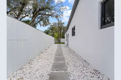 610 NE 164th Ter, Miami, FL 33162 - Photo 37